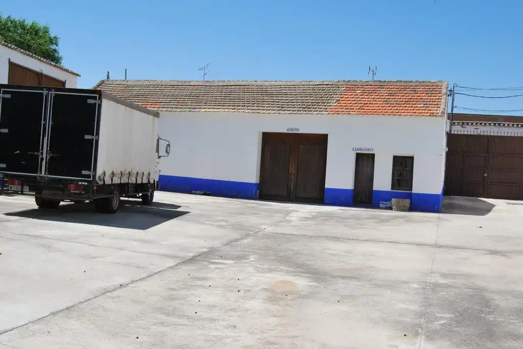 Vista exterior de Nave industrial en venta en La Villa de Don Fadrique