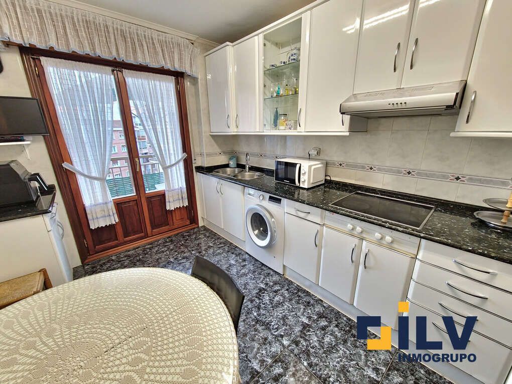 Cuina de Pis en venda en Santurtzi  amb Moblat i Balcó