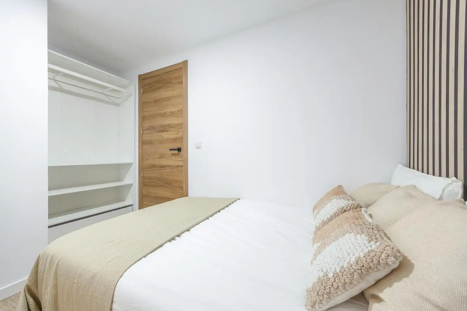 Bedroom of Flat for share in Valencia  with Washing machine