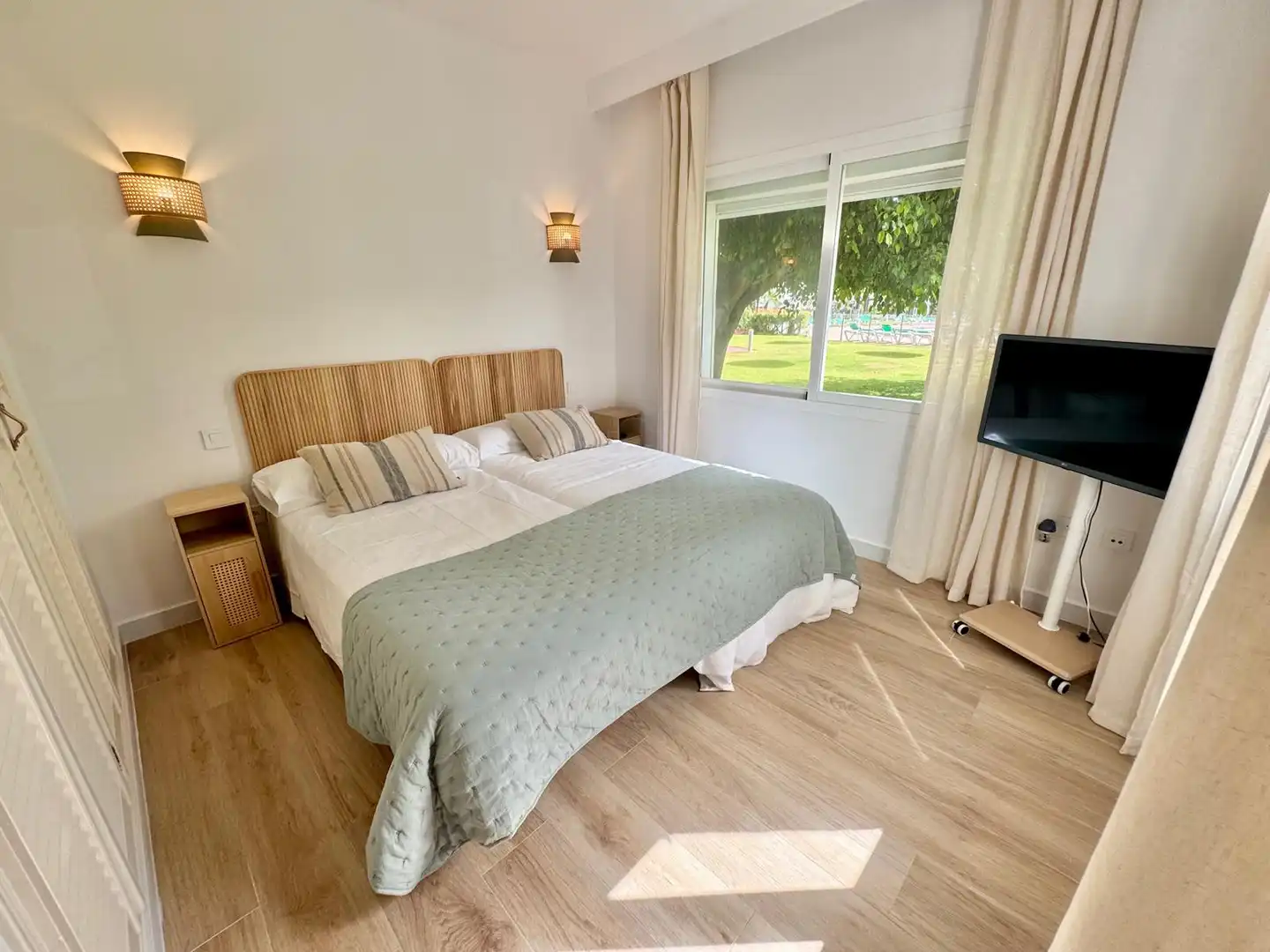 Schlafzimmer von Erdgeschoss zur Miete in Estepona mit Klimaanlage, Terrasse und Schwimmbad