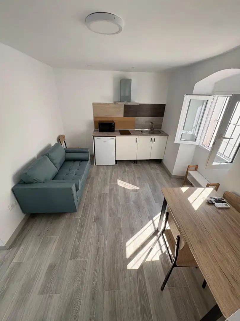 Sala d'estar de Casa adosada en venda en Carmona amb Aire condicionat, Terrassa i Moblat