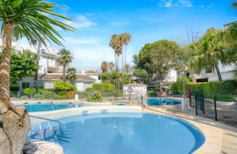 Vista exterior de Apartamento en venta en Marbella con Aire acondicionado, Terraza y Piscina