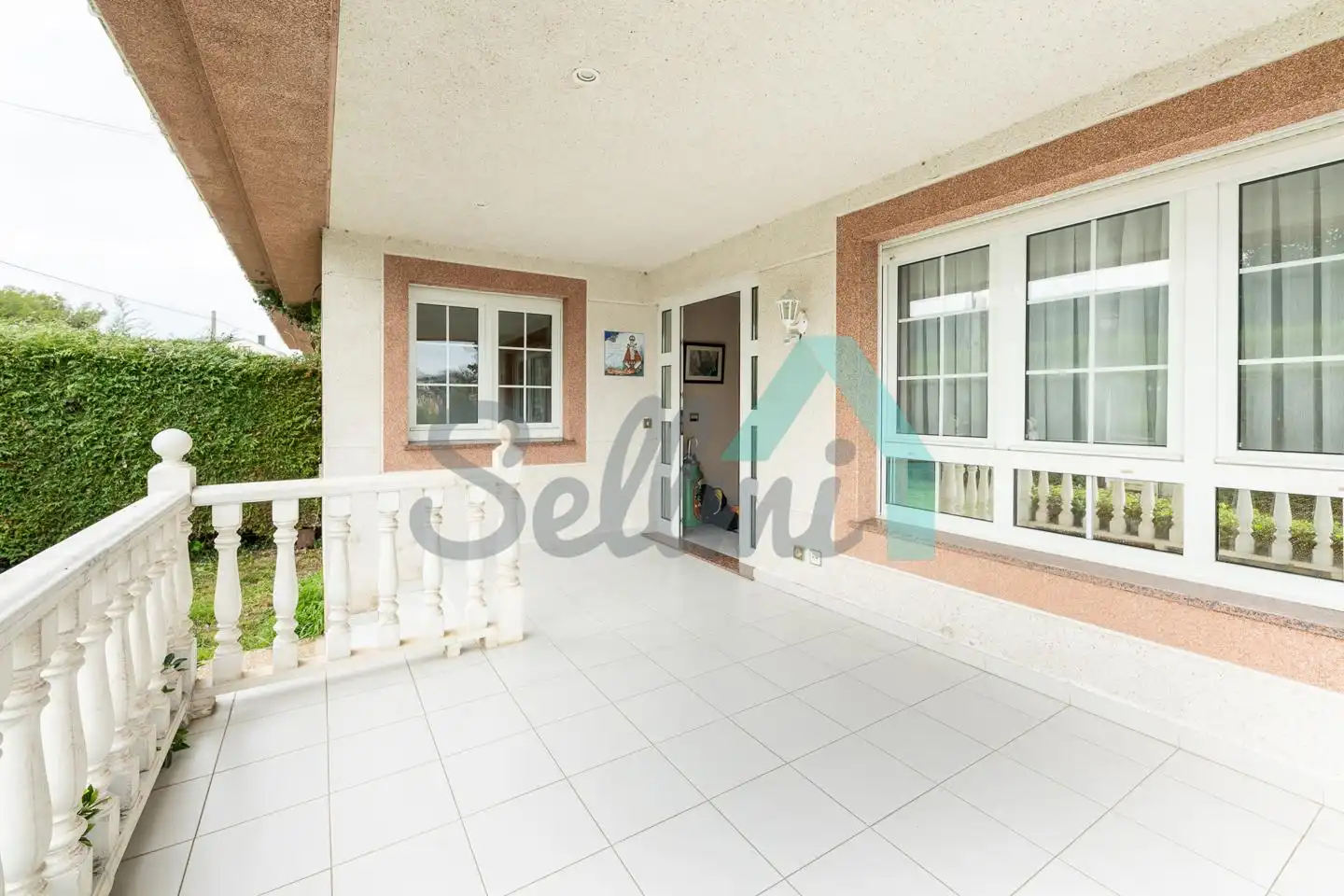 Vista exterior de Casa adosada en venta en El Franco  con Calefacción, Jardín privado y Parquet