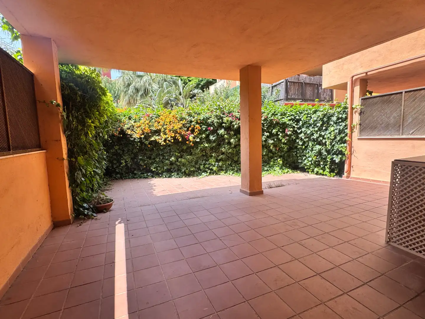 Terrasse von Erdgeschoss zum Verkauf in Marbella mit Klimaanlage, Privatgarten und Abstellraum