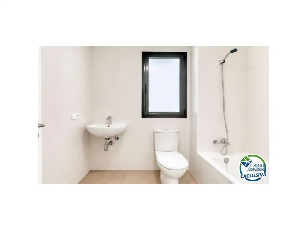 Bathroom of Duplexes for sale in Figueres  with Air Conditioner and Furnished