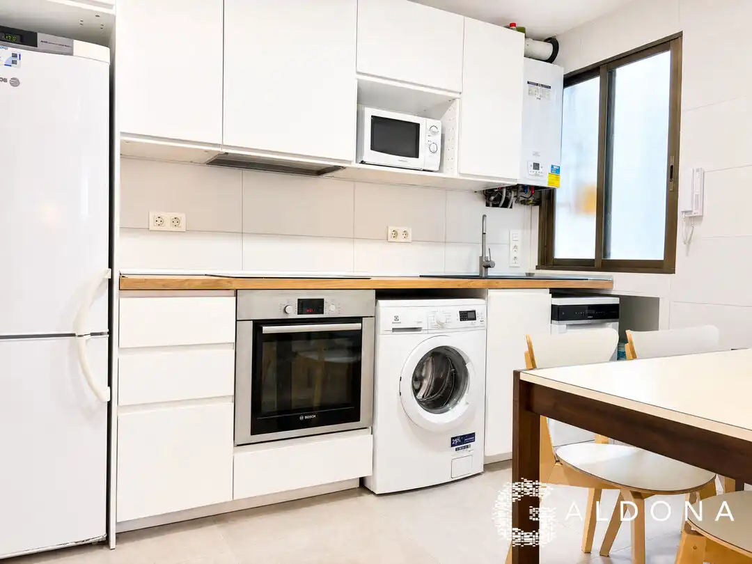 Küche von Wohnung zur Miete in Donostia - San Sebastián  mit Heizung, Ofen und Waschmaschine