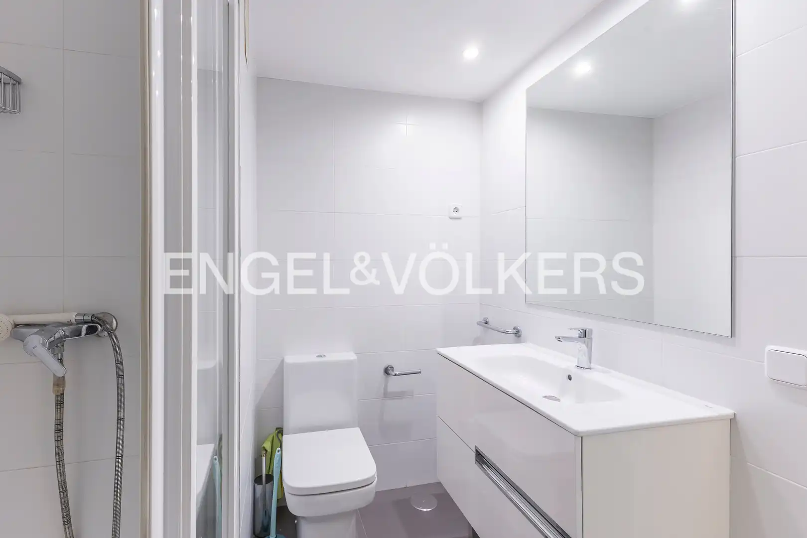 Bathroom of Flat for sale in Madrid  with Air Conditioner, Heating and Terrace