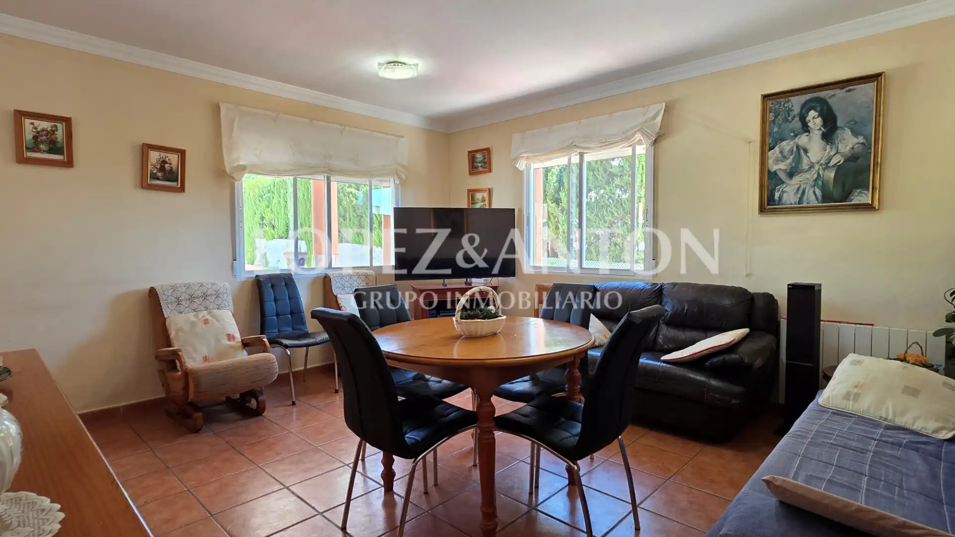 Sala d'estar de Casa o xalet en venda en L'Eliana amb Aire condicionat, Calefacció i Jardí privat