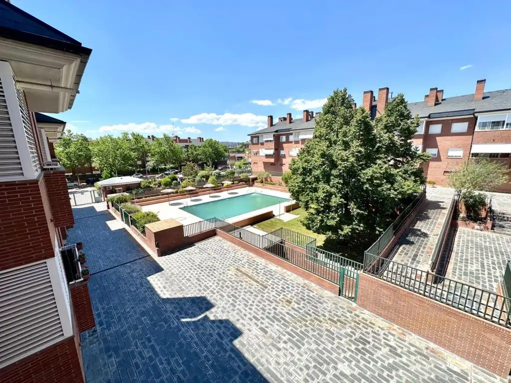 Vista exterior de Piso en venta en Las Rozas de Madrid