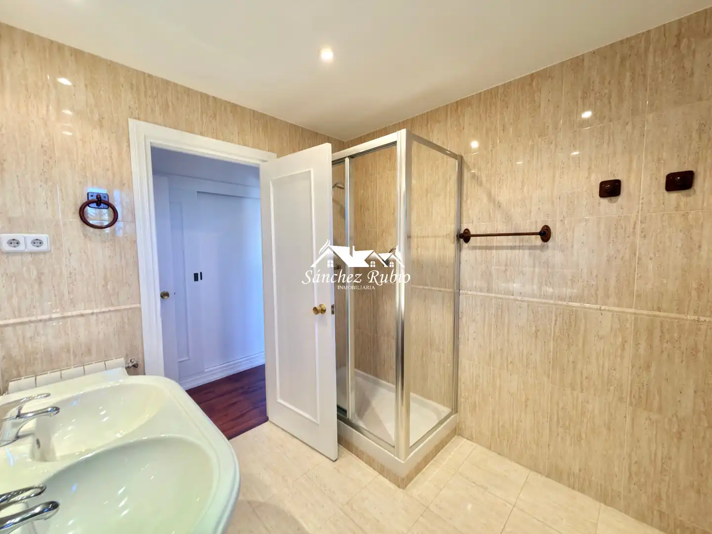 Baño de Piso de alquiler en Torrelodones con Calefacción, Parquet y Terraza