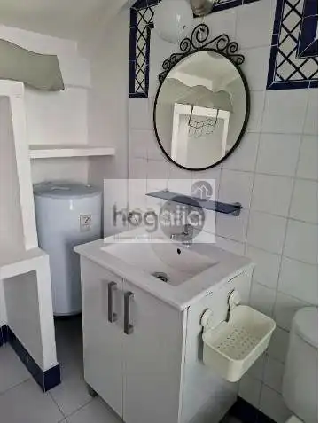 Baño de Estudio de alquiler en Sevilla con Aire acondicionado, Terraza y Amueblado