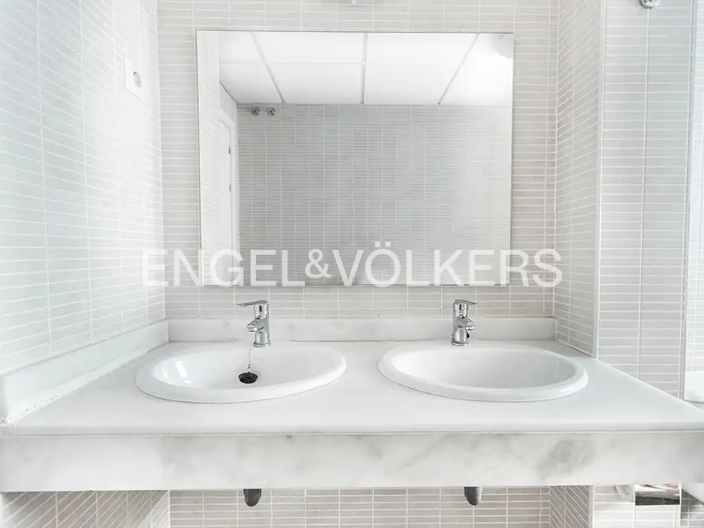 Badezimmer von Wohnung zur Miete in Madrid mit Heizung, Parkett und Schwimmbad