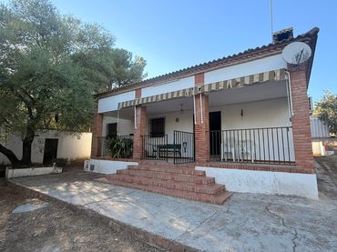 Casa amb piscina en venda a Calle Cuevas Bajas 42