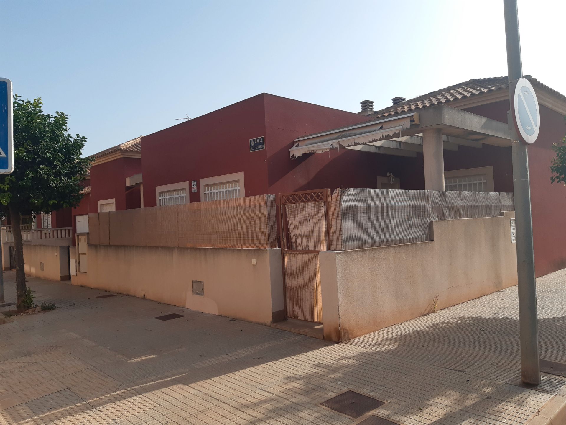 Vista exterior de Casa adosada de lloguer en Cartagena amb Jardí privat i Moblat