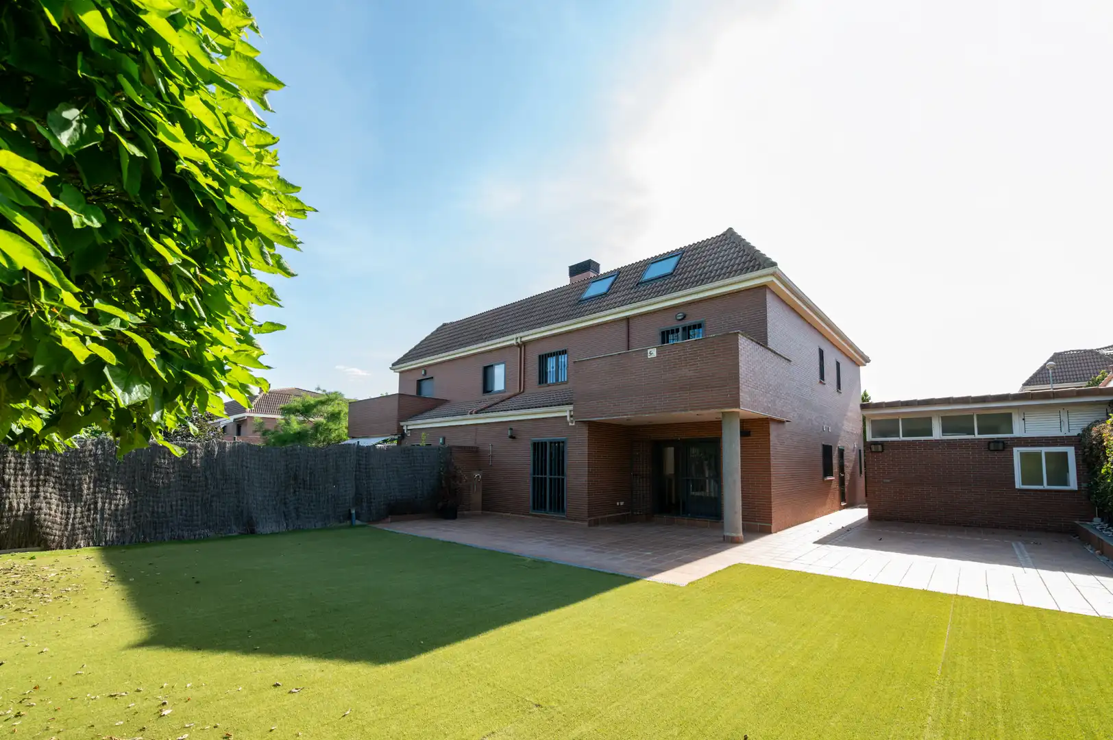 Vista exterior de Casa o xalet en venda en Las Rozas de Madrid amb Aire condicionat, Calefacció i Jardí privat