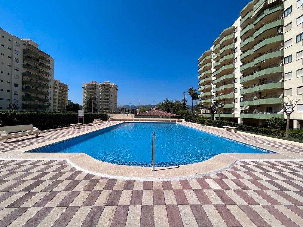Piscina de Apartament de lloguer en Gandia amb Aire condicionat, Terrassa i Moblat