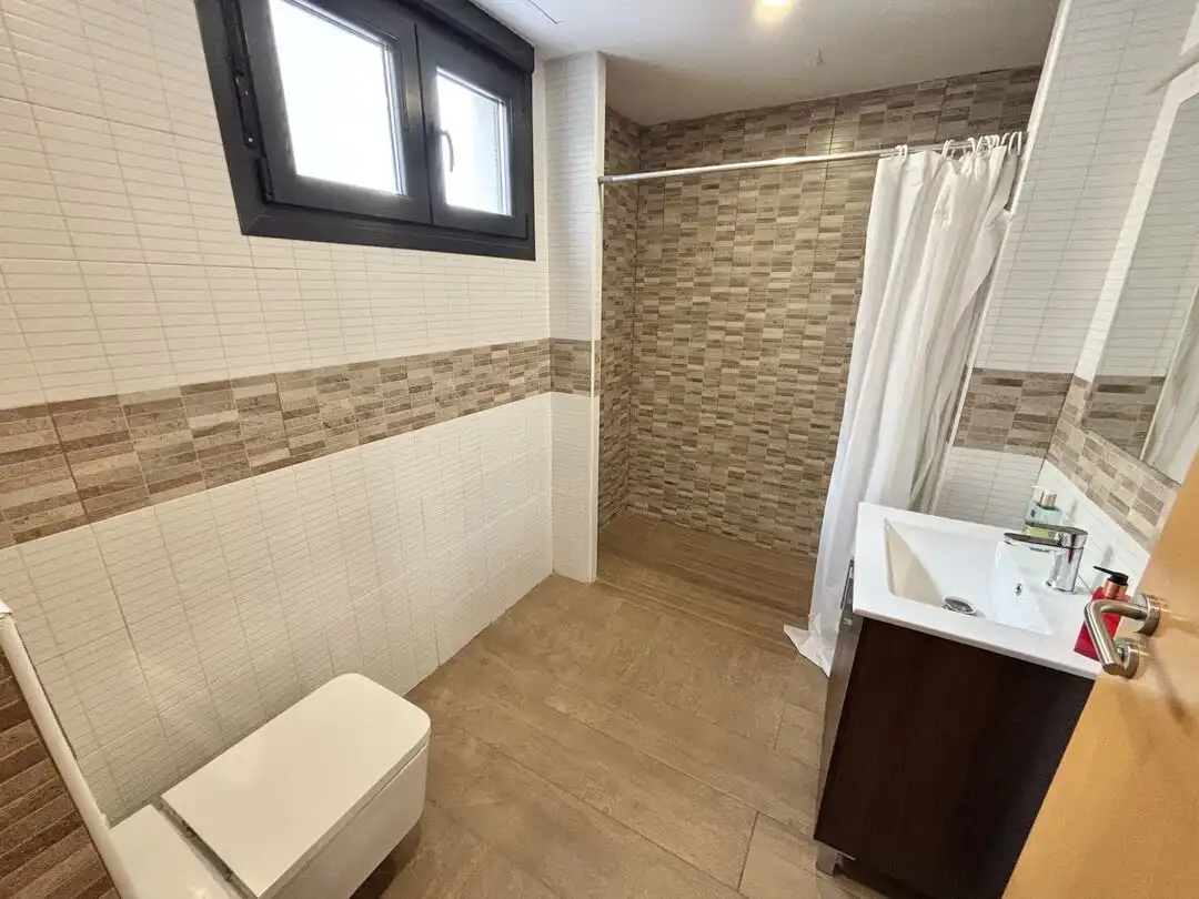 Baño de Casa adosada en venta en Olías del Rey con Aire acondicionado, Calefacción y Piscina