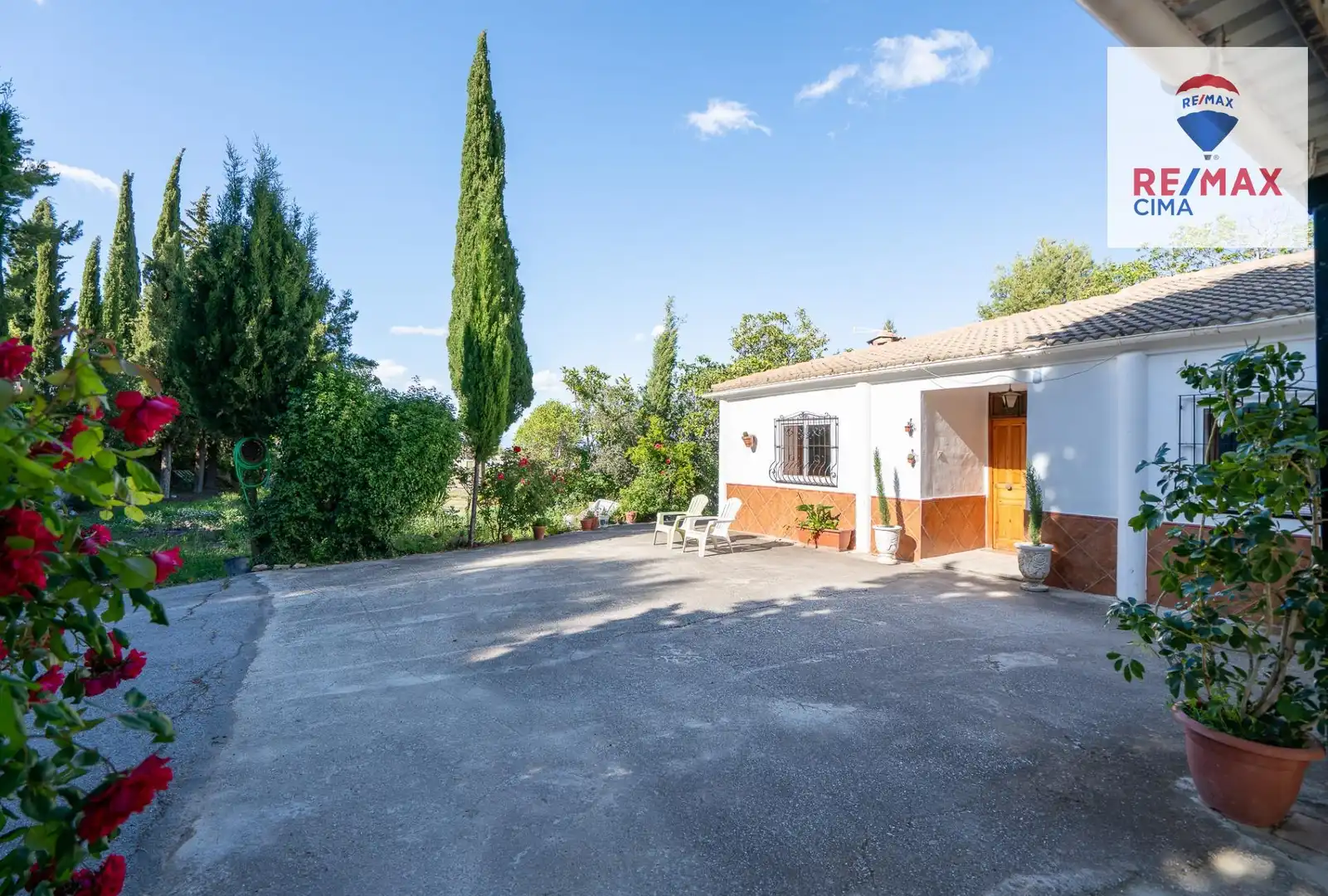 Vista exterior de Casa o xalet en venda en Baza amb Calefacció, Jardí privat i Terrassa