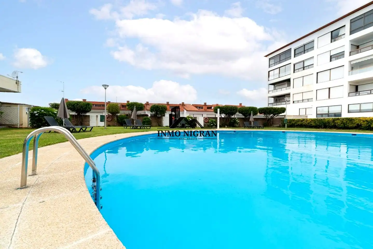 Piscina de Planta baja de alquiler en Nigrán con Amueblado y Piscina comunitaria