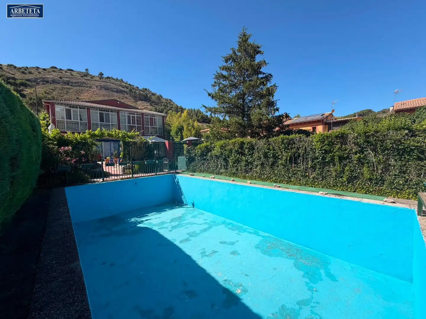Schwimmbecken von Einfamilien-Reihenhaus zum Verkauf in Centenera mit Heizung, Privatgarten und Schwimmbad