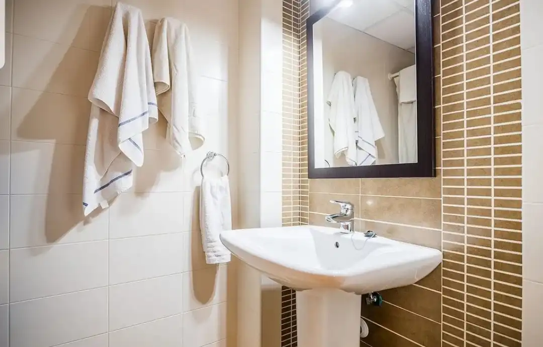 Baño de Piso de alquiler en Roquetas de Mar con Aire acondicionado, Calefacción y Amueblado