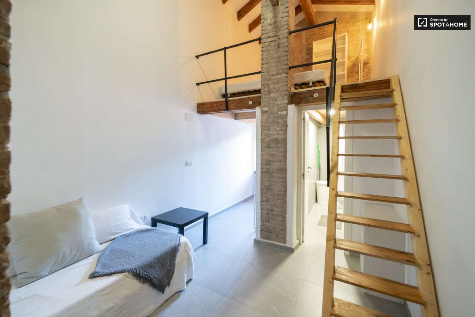 Study to share in Barrio de Benicalap