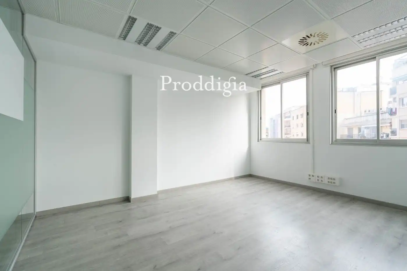 Büro zur Miete in Barcelona mit Klimaanlage, Heizung und Alarm