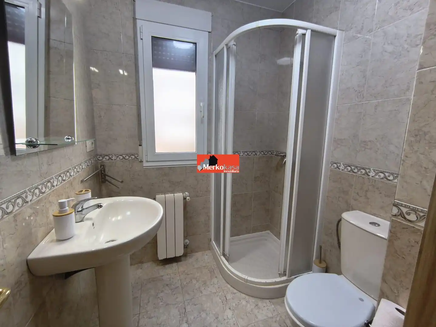 Bathroom of Apartments for rent in Lugo  with Heating, Terrace and Storage room