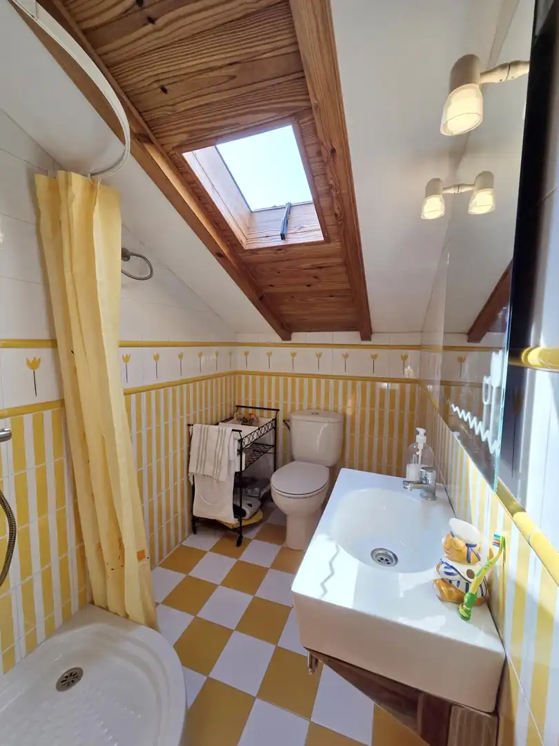 Badezimmer von Haus oder Chalet zum Verkauf in Piélagos mit Privatgarten, Terrasse und Abstellraum