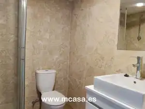 Bany de Casa adosada en venda en Vigo  amb Calefacció, Jardí privat i Terrassa