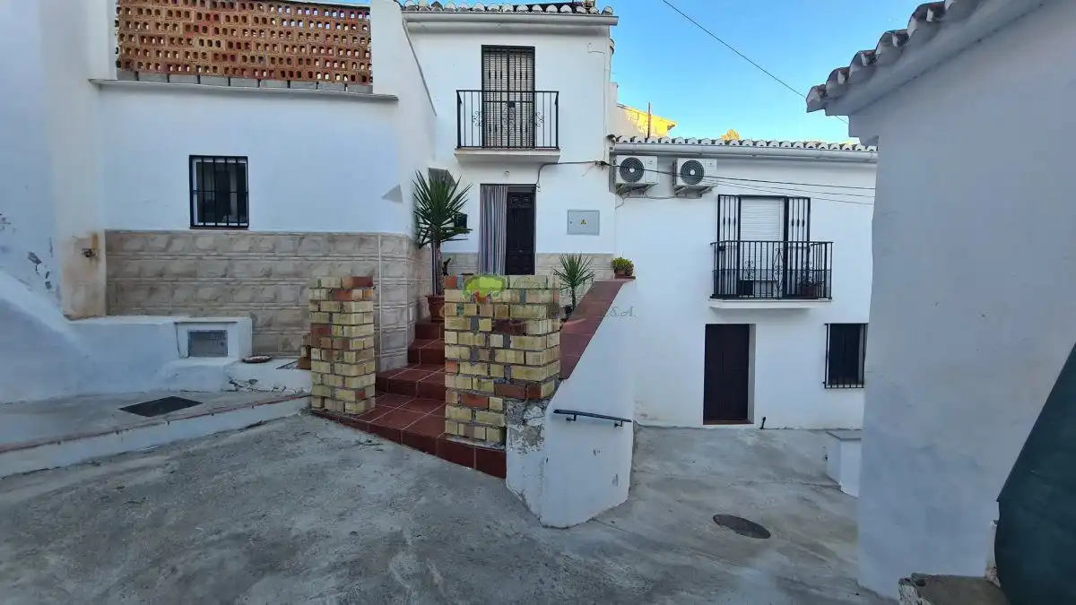 Vista exterior de Casa o xalet en venda en Benamargosa amb Traster