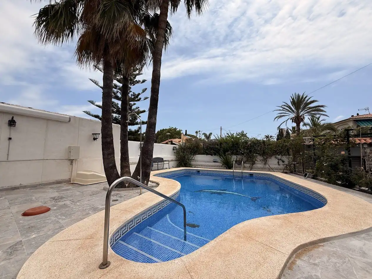 Piscina de Casa o xalet en venda en El Campello amb Aire condicionat, Calefacció i Jardí privat