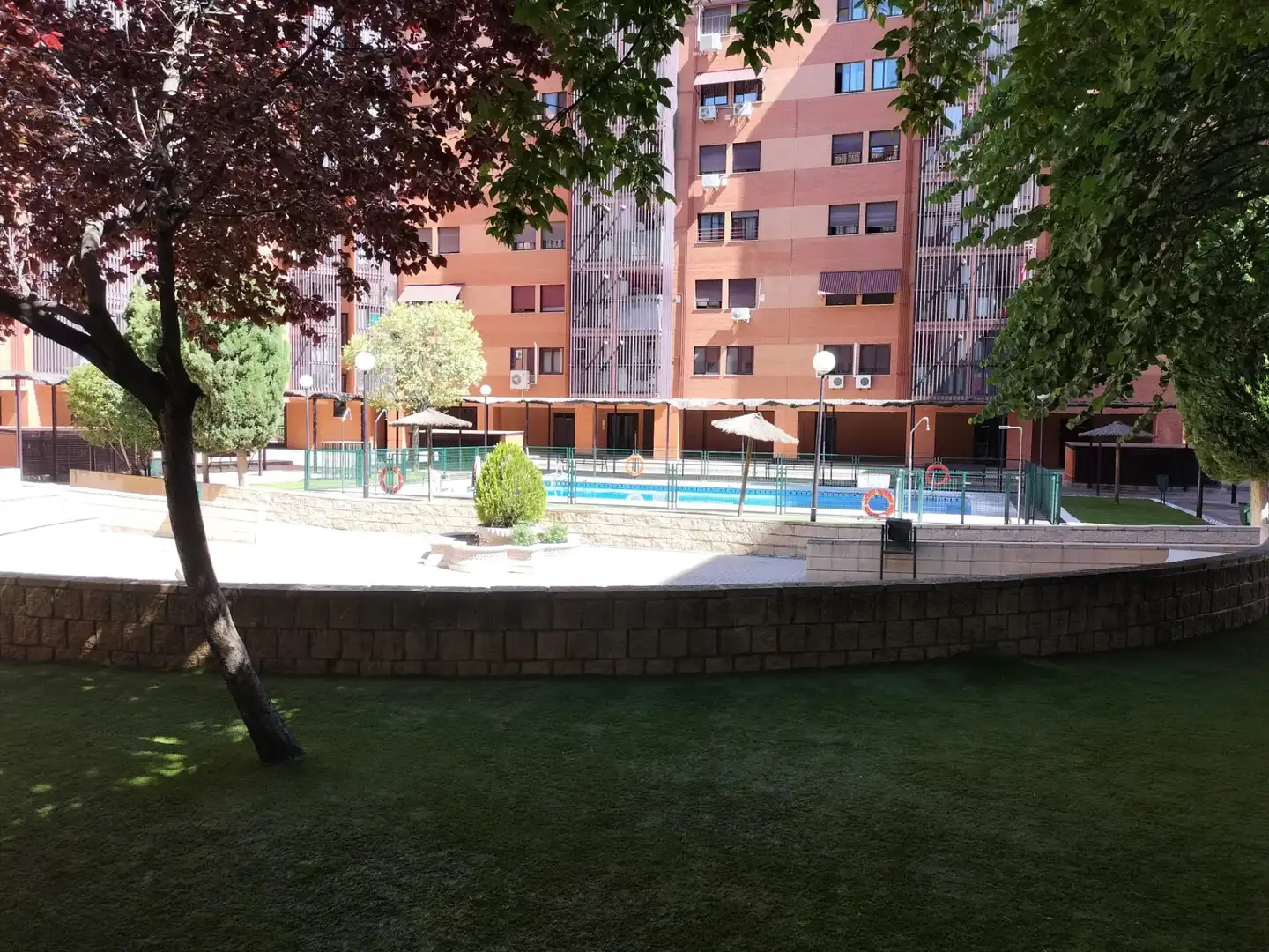 Piscina de Piso en venta en Madrid con Jardín privado, Trastero y Alarma