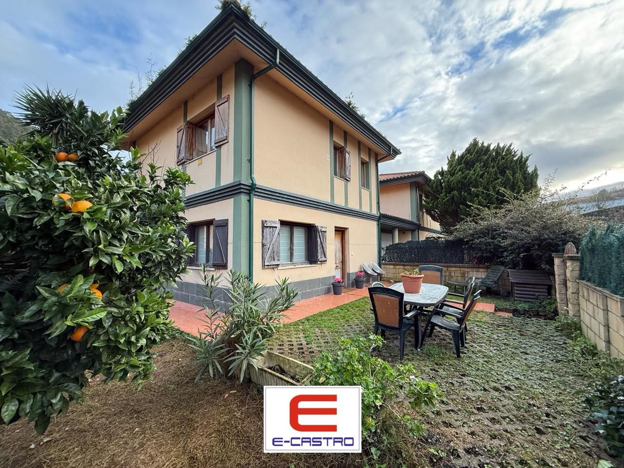 Jardí de Casa adosada en venda en Castro-Urdiales amb Calefacció, Jardí privat i Piscina comunitària