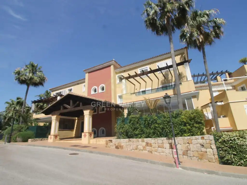 Außenansicht von Wohnungen zum Verkauf in Sotogrande mit Klimaanlage, Heizung und Privatgarten