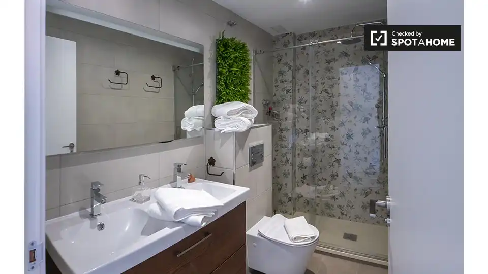 Bathroom of Flat for rent in Valencia  with Air Conditioner, Heating and Furnished