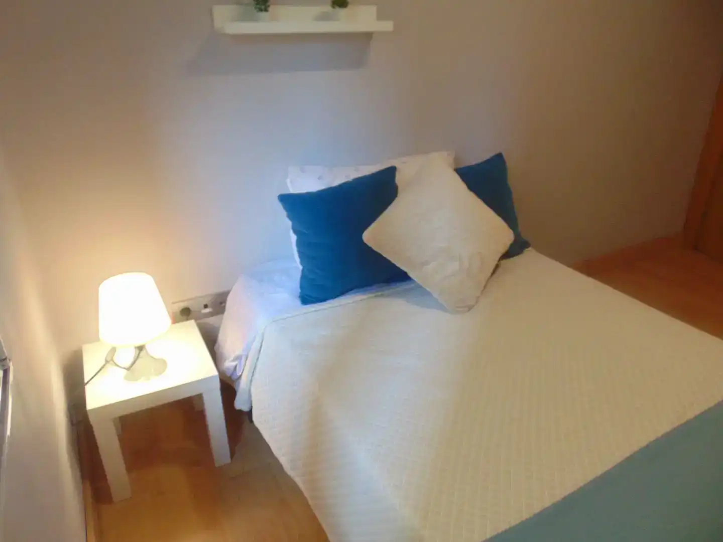 Schlafzimmer von Wohnung zur Miete in Lena mit Parkett und Möbliert