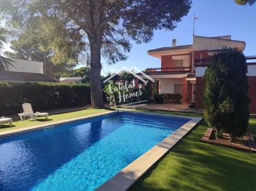 Casa con balcón en venta en Calafat
