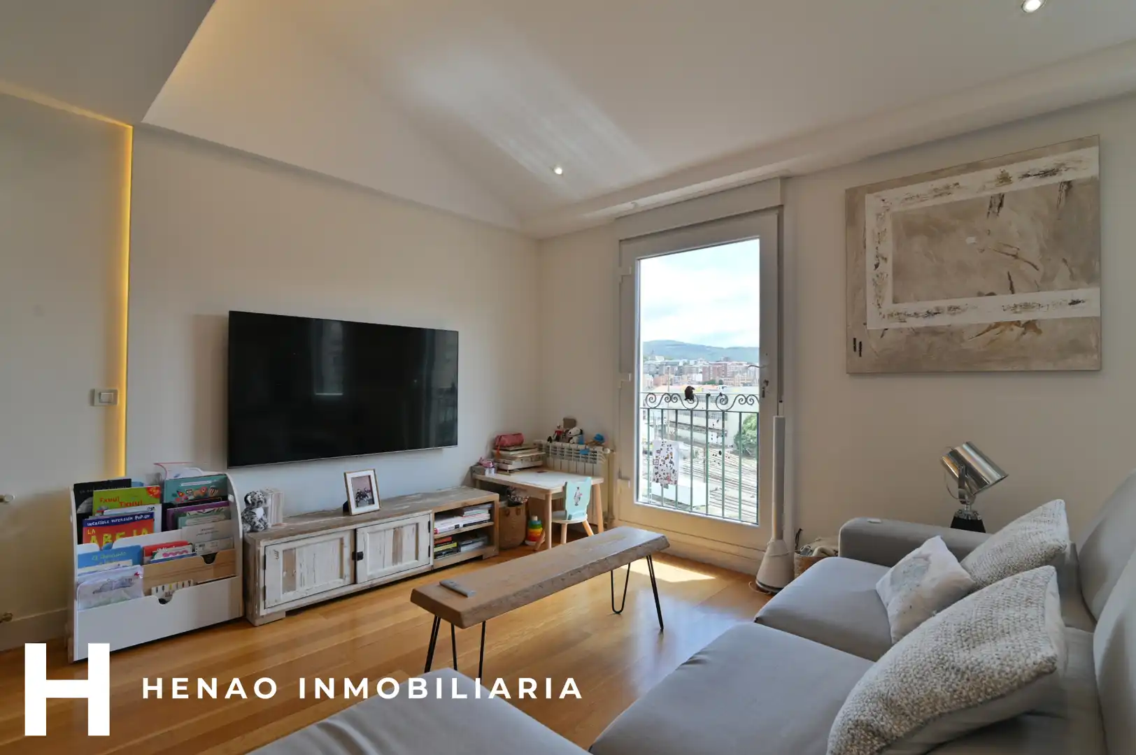 Living room of Flat for sale in Bilbao   with Heating, Parquet flooring and Furnished