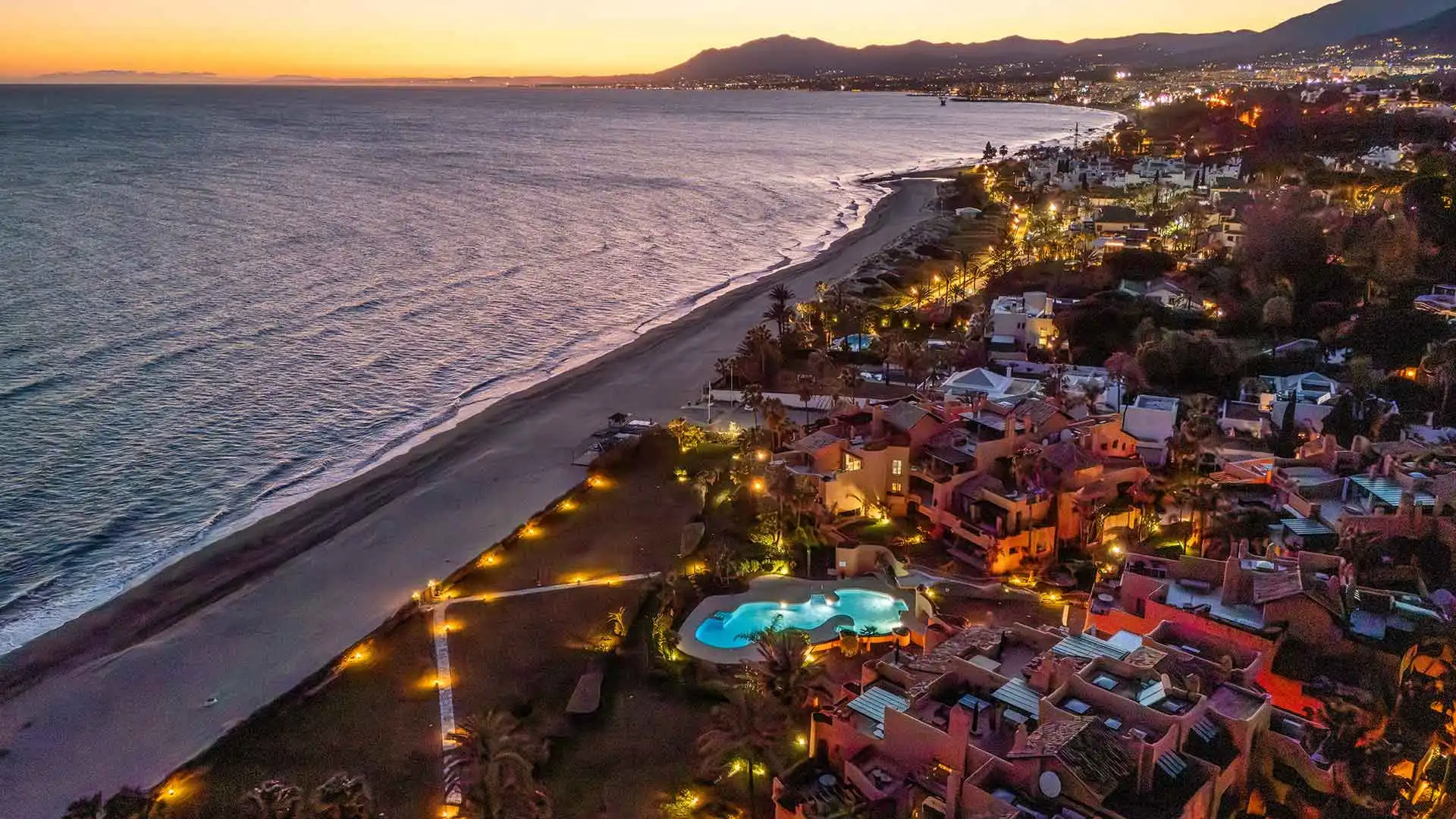 Vista exterior de Ático en venta en Marbella con Aire acondicionado, Terraza y Trastero