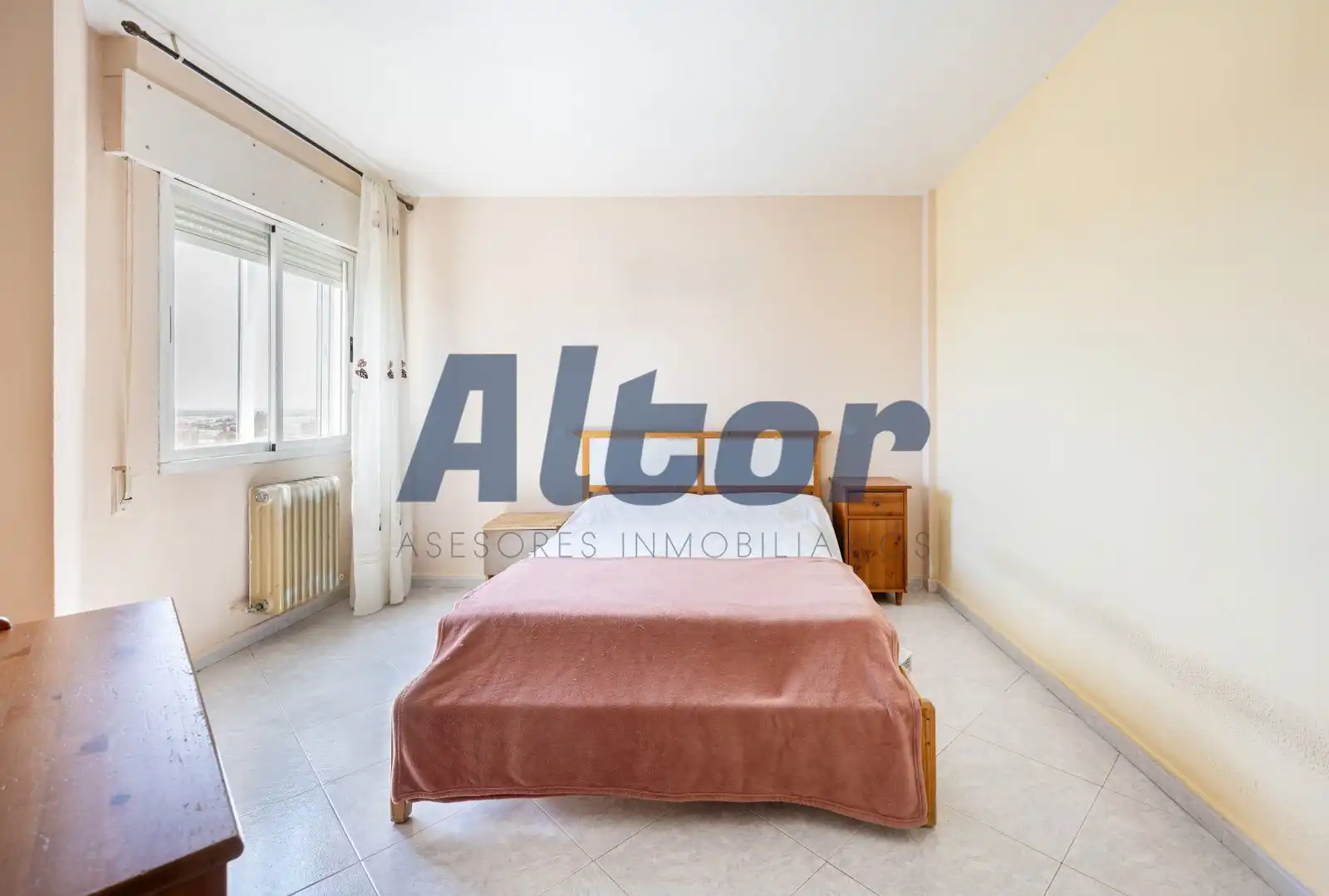 Schlafzimmer von Dachboden zum Verkauf in Fuenlabrada mit Heizung, Terrasse und Alarm