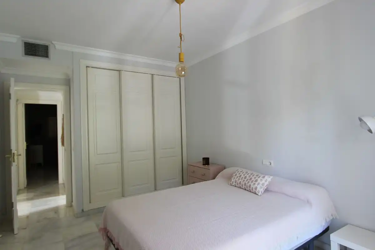 Apartamento con piscina en alquiler en Nueva Andalucía, imagen 4