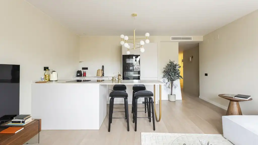 Cuina de Apartament en venda en Barcelona amb Aire condicionat i Moblat