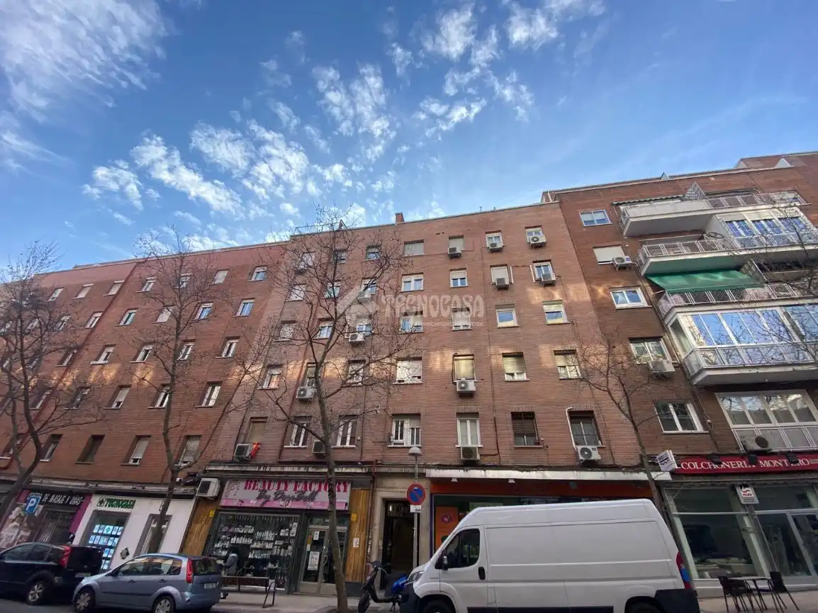 Vista exterior de Piso en venta en Madrid con Calefacción