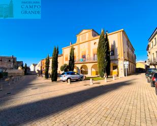 Vista exterior de Casa o xalet en venda en Dueñas amb Calefacció, Jardí privat i Terrassa