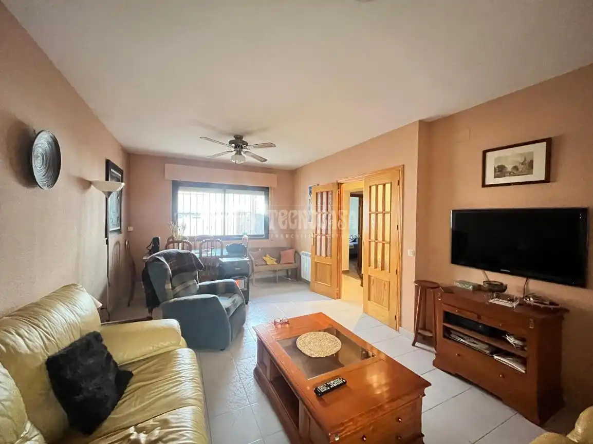 Sala de estar de Casa adosada en venta en Las Herencias con Calefacción, Piscina y Amueblado