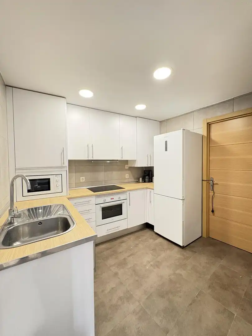Ground floor for rent in Calle Juan Carlos I, Casco Antiguo