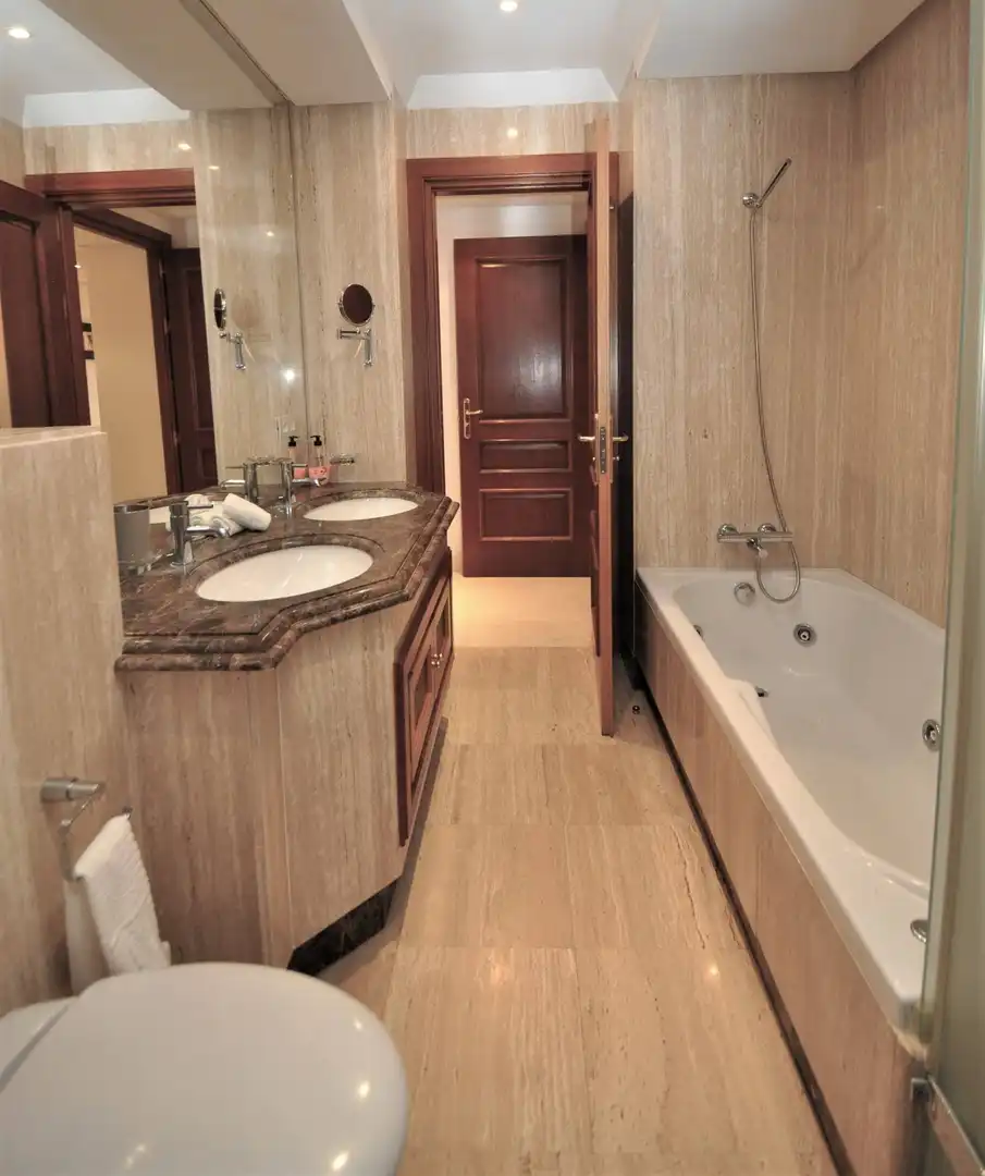 Badezimmer von Dachboden zur Miete in Estepona mit Klimaanlage, Heizung und Terrasse