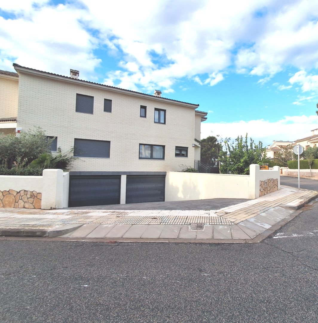 Exterior view of Single-family semi-detached for sale in Mont-roig del Camp  with Air Conditioner, Private garden and Terrace