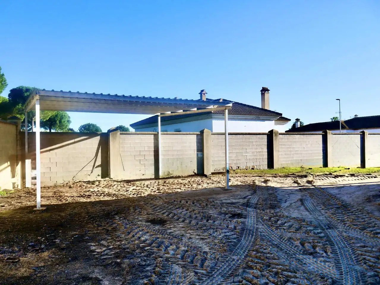 Vista exterior de Casa o xalet en venda en Hinojos amb Jardí privat i Moblat